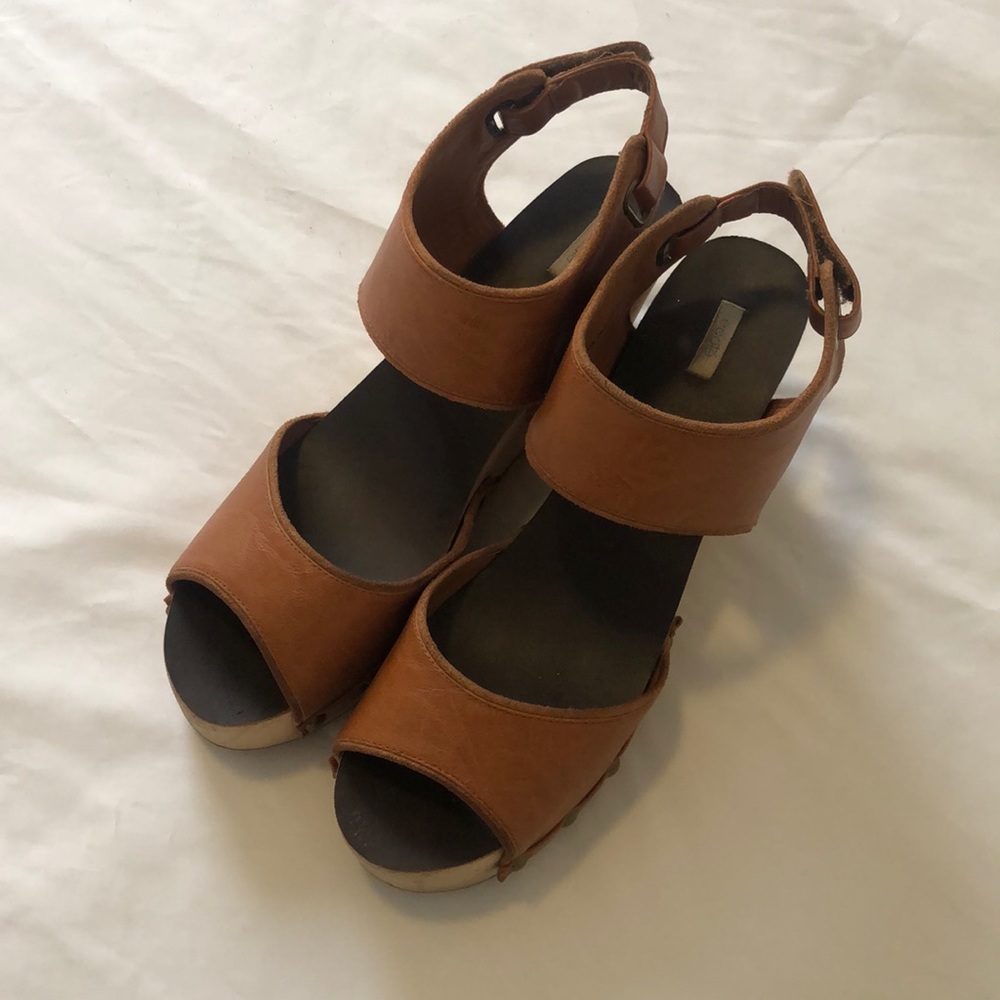 Wooden wedge sandal